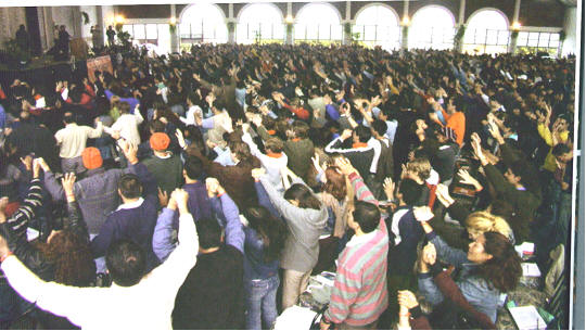 Scene of praise in the Cordoba Church La Iglesia con la Vida. 